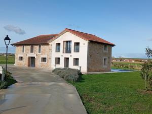 a large white house with a driveway at CASA LA GRANJA in Galizano