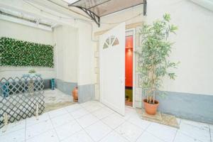 een kamer met een deur en een plant erin bij Amelie in Paris in Parijs +17 foto's