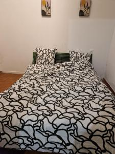 a black and white bed in a bedroom at Une maison avec 3 chambres in Bédarrides