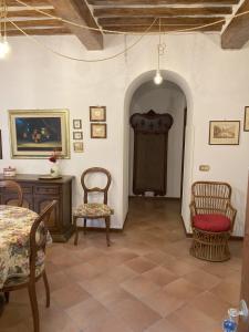 um quarto com cadeiras e uma mesa e uma mesa e cadeiras em Marconi La Casetta em Panicale