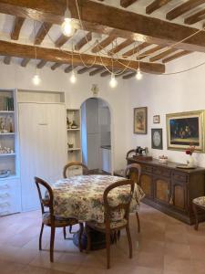uma sala de jantar com mesa e cadeiras em Marconi La Casetta em Panicale
