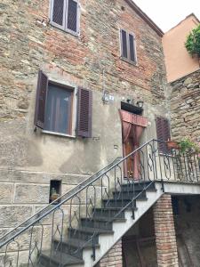 uma escada que leva a um edifício com uma janela em Marconi La Casetta em Panicale