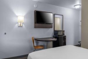 Телевизор и/или развлекательный центр в Motel 6 Elizabethtown +25 фотографий
