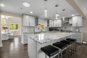 Kuchyň nebo kuchyňský kout v ubytování Luxury 5 beds Villa with Heated Pool & Resort Amenities