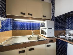 Kuchyň nebo kuchyňský kout v ubytování Studio lumineux avec balcon au pied des pistes à Tignes Le Lac - FR-1-502-426