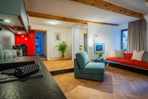 Una cocina y una sala de estar con un sofá rojo. en Noas Jazz, en Innsbruck