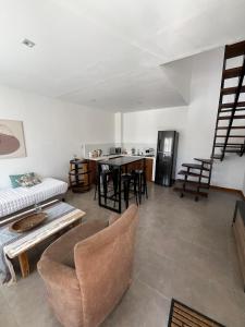 Гостиная зона в La Morada Apart +8 фотографий