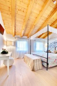 a bedroom with a bunk bed and a wooden ceiling at Agriturismo Ca' Beatrice - Venice Airport in Favaro Veneto