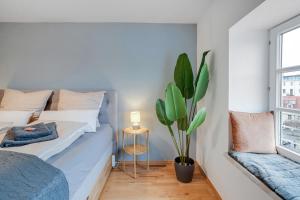 Un pat sau paturi într-o cameră la Urban Jungle Design - Historic City Center with Free Parking & Panoramic View by HERO HOMES