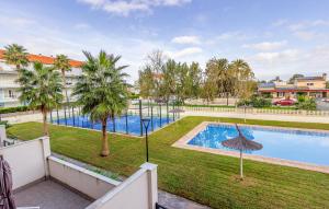 an overhead view of a swimming pool with palm trees at 1 Bedroom Lovely Apartment In Denia in Denia