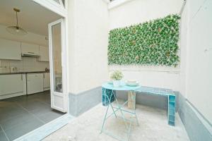 een tafel in een kamer met een groene muur bij Amelie in Paris in Parijs