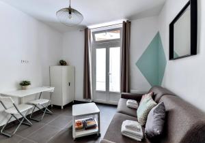 een woonkamer met een bank en een tafel bij Amelie in Paris in Parijs