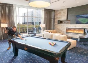 Biliár nebo kulečník v ubytování Courtyard by Marriott Calgary Airport