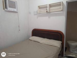 Un dormitorio pequeño con una cama y un baño. en Casa de praia meu bom, en Rio das Ostras 36 fotos más