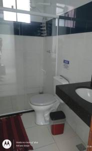 un baño con inodoro y lavabo en Casa de praia meu bom, en Rio das Ostras