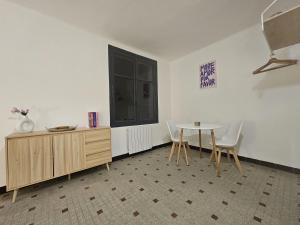 a room with a table and chairs and a window at Vue Cité Médiévale Castel View in Carcassonne