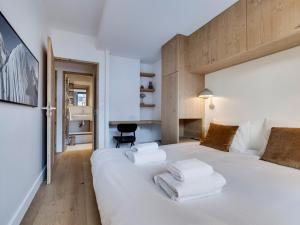 Posteľ alebo postele v izbe v ubytovaní Appartement moderne à 100m du centre, 2 balcons, parking, wifi, idéal pour familles - FR-1-690-20 + 3 fotografie