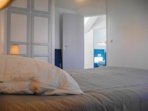 Posteľ alebo postele v izbe v ubytovaní Villa contemporaine avec vue mer à Sauzon - FR-1-418-201