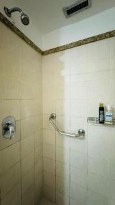 Et badeværelse på Flat aconchegante 5 andar