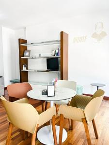 Una televisión o centro de entretenimiento en Happy Apartments Valencia