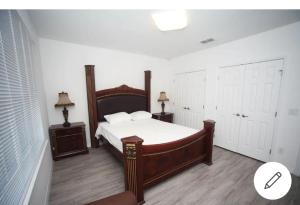 Un dormitorio con una cama grande y dos mesitas de noche. en Your perfect stay, en Orlando