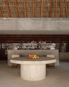 Brisas de ZicatelaにあるHotel Humano, a Member of Design Hotelsの果物の盛り合わせ