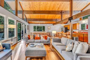 Et opholdsområde på Carnelian Bay Retreat with Deck & Bonus Room