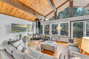 Et opholdsområde på Carnelian Bay Retreat with Deck & Bonus Room + 26 billeder