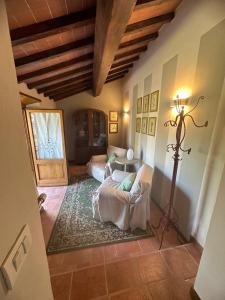 a living room with a couch and a table at Antica Vigna Toscana in Poppi