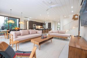 Una sala de estar con dos sofás y una mesa. en Villa Dunama, en Tamarindo 36 fotos más