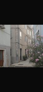 Το κτήριο όπου στεγάζεται  το διαμέρισμα