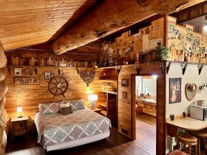una camera da letto con un letto e una parete di legno di Soap Lake Natural Spa & Resort a Soap Lake