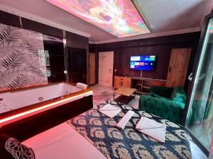 Μια τηλεόραση ή/και κέντρο ψυχαγωγίας στο Neo Suit I Hotel