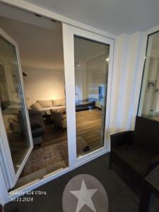 IaM Attendorn 4 Betten 60 Qm Neu Modernisiert في آتندورن: غرفة معيشة مطلة على غرفة معيشة مع مرآة +13 صورة