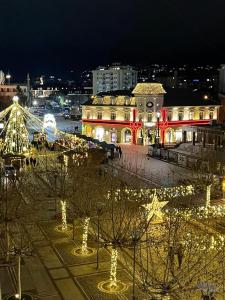 プリシュティナにあるApartment No 5のクリスマスライトで夜明けする街