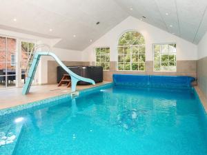 UlfborgにあるLuxury Pool House near Sea - By Traum Ferienwohnungenの家屋内の滑り台付きスイミングプール
