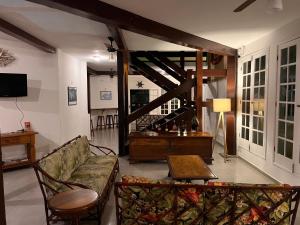 Uma TV ou centro de entretenimento em Pousada Portal de Paraty- COM GERADOR DE ENERGIA