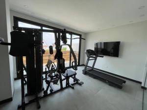 una camera con palestra e ampia finestra di Mono ambiente en Equipetrol - Edificio La Foret a Santa Cruz de la Sierra