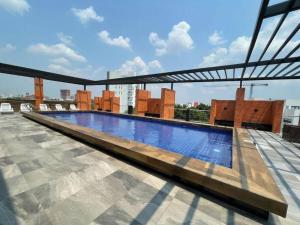 una grande piscina sul tetto di un edificio di Mono ambiente en Equipetrol - Edificio La Foret a Santa Cruz de la Sierra