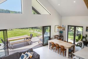 Posezení v ubytování Farmhouse Retreat