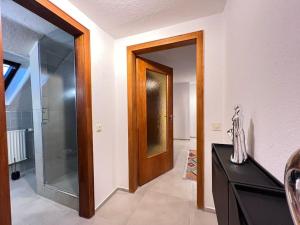a hallway with a wooden door and a black table at City Apartment - Business&Uni - FREE WIFI in Bochum