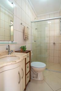 Ένα μπάνιο στο Apartamento aconchegante no bairro Nova Petrópolis +58 φωτογραφίες