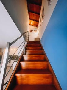 una escalera en una casa con suelos de madera en Casinha Praia Azul, en Costa de Lavos