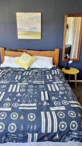 Un pat sau paturi într-o cameră la Self-Contained Sleep out