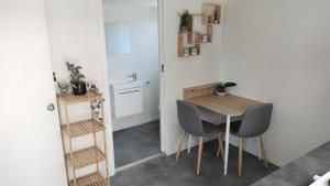 una piccola sala da pranzo con tavolo e sedie di Self-Contained Sleep out a Motueka Altre 8 foto