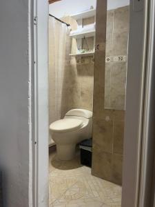 um banheiro com vaso sanitário e pia em donde la abuela Josefa em Quimbaya