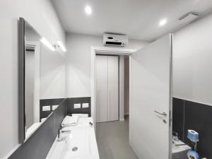 a bathroom with two sinks and a mirror at 14 minuti da Firenze Parcheggio gratuito in Scandicci