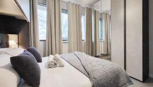 a bedroom with a bed with white sheets and pillows at 14 minuti da Firenze Parcheggio gratuito in Scandicci