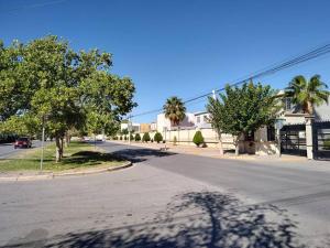 eine leere Straße mit Bäumen am Straßenrand in der Unterkunft Casa 915 in Ciudad Juárez