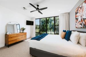 Un dormitorio con una cama grande y un ventilador de techo. en The Wine Manor - Lavish Poolside Living, en Mudgee 60 fotos más
